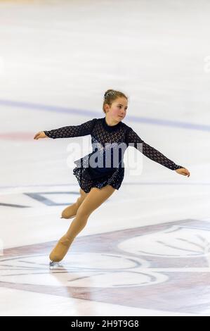 Petite fille patinage artistique sur glace à l'intérieur Banque D'Images