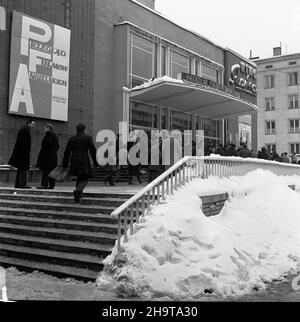 Varsovie, 1969-12-10.Wejœcie do kina Skarpa W dniu pokazu filmu Bitwa o Angliê, prezentowanego W ramach przegl¹du filmów anguelskich (10-15 grudnia). kw PAP/Stanis³aw D¹browieckiVarsovie, le 10 décembre 1969.Entrée au cinéma Skarpa le jour où Battle for Britain a été montré, présenté dans le cadre de la revue de films britanniques (déc10-15). kw PAP/Stanislaw Dabrowiecki Banque D'Images