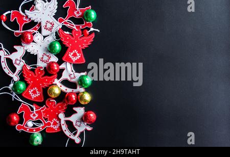 Décorations de Noël sur fond noir avec espace pour les copies Banque D'Images