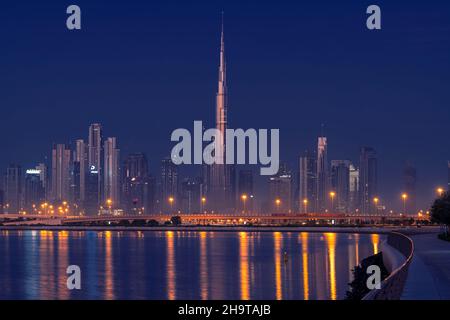 Vue panoramique sur la ligne d'horizon de Dubaï avec Burj khalifa et d'autres gratte-ciel depuis le front de mer d'Al Jadaf Dubaï Banque D'Images