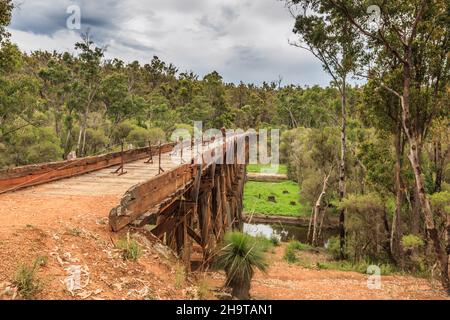 Bibbulmun Track, long Gully Bridge, Lower Hotham, Australie occidentale Pont historique sur la Murray River détruit par un feu de forêt de Lower Hotham Banque D'Images