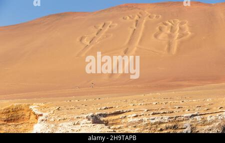 Candélabre du géoglyphe préhistorique des Andes, Réserve nationale de Parakas, Pérou, Amérique du Sud Banque D'Images