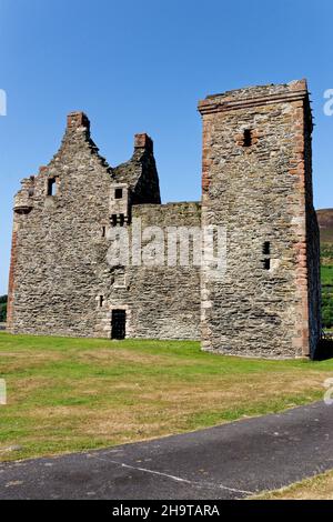 La ruine du château de Lochranza au milieu de Lochranza sur l'île d'Arran.Lochranza , Arran, North Ayrshire, Écosse - 21st juillet 2021 Banque D'Images