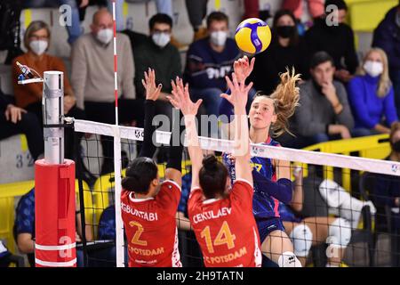 PalaRialdoli, Scandicci (FI) , Italie, 08 décembre 2021,Ekaterina Antropova (Savino Del Bene Scandicci) pendant la coupe de défi de volley-ball féminin de Savino Del Bene Scandicci vs SC Potsdam Banque D'Images