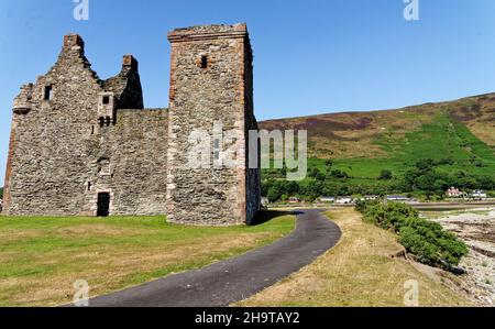 La ruine du château de Lochranza au milieu de Lochranza sur l'île d'Arran.Lochranza , Arran, North Ayrshire, Écosse - 21st juillet 2021 Banque D'Images