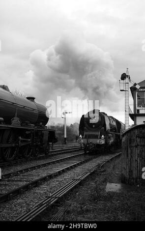 'Duchess of Sutherland' traversant 'Princess Margaret Rose' à Swanwick Junction. Banque D'Images