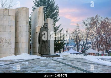 Bansko, Bulgarie - 6 décembre 2019 : monument Paisiy Hilendarski dans le centre de la station balnéaire bulgare Banque D'Images