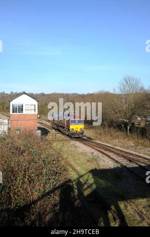 '66115' dirige un train d'acier à travers Tondu pendant une possession d'ingénierie de la ligne principale du sud du pays de Galles entre Margam et Bridgend. Banque D'Images