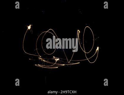 Mot AMOUR écrit avec des étincelles de lumière en utilisant la photographie créative de longue exposition Banque D'Images