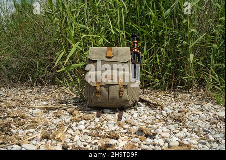 sac à dos de photographie avec trépied sur de petites pierres sur la plage, objet Banque D'Images