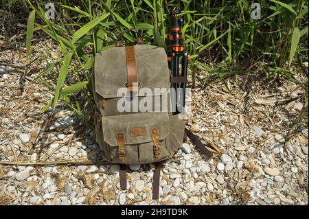 sac à dos de photographie avec trépied sur de petites pierres sur la plage, objet Banque D'Images