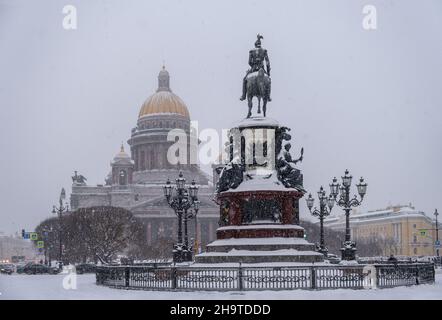 Cathédrale Saint-Isaac et statue équestre de l'empereur Nicholas 1 Banque D'Images
