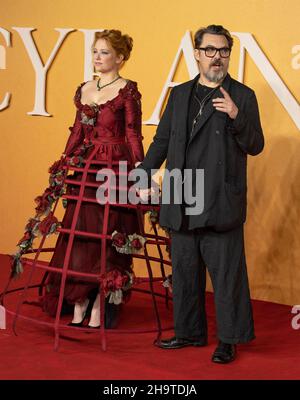 LONDRES, ANGLETERRE - 07 décembre 2021 : Haley Bennett et Joe Wright assistent à la première britannique de 'Cyrano' à Odeon Luxe Leicester Square le 7 décembre 2021 à L. Banque D'Images