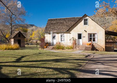 Fruita, parc national de Capitol Reef, Utah, États-Unis.Vue sur la pelouse jusqu'à la maison Gifford, qui fait partie de la maison historique de Gifford, en automne. Banque D'Images