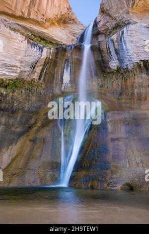 Monument national Grand Staircase-Escalante, Utah, États-Unis.Descente des chutes de Calf Creek plongeant dans la piscine sous les hautes falaises de grès, en automne. Banque D'Images