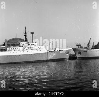 Gdañsk, 1969-12-07.W Stoczni Gdañskiej im.s¹ m.in. Statki rybackie dla armatorów krajowych i zagranicznych.Na zamówienie armatora rumuñskiego W stoczni powsta³y dwa chaludrerie przetwórnie typu B-22.Wyposa¿anie nowo wybudowanych chalullerów przy nabrze¿u wyposa¿eniowym stoczni. mta PAP/Janusz UklejewskiGdansk, 7 décembre 1969.Le chantier naval Lénine de Gdansk construit des bateaux de pêche pour les propriétaires de navires polonais et étrangers.Le chantier naval bue deux chalutiers d'usine B-22 commandés par un propriétaire de navire roumain.Photo : équiper les chalutiers nouvellement construits. mta PAP/Janusz Uklejewsk Banque D'Images