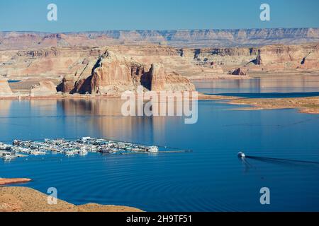 Glen Canyon National Recreation Area, page, Arizona, États-Unis.Vue sur Wahweap Marina jusqu'aux hautes falaises sauvages de Castle Rock et Romana Mesa. Banque D'Images