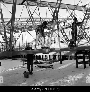 Gdañsk, 1969-12-07.W Gdañsku - Oliwie powstaje nowy obiekt sportowy - hala sportowo - widowiskowa i sztuczne lodowisko Olivia.Obiekt buduje Gdañskie Przedsiêbiorstwo Budownictwa Przemys³owego, un konstrukcje stalowe dachu wykonuje Mostostal.Kryta hala pomieœci 7500 widzów.Hala Olivia i budowane obok, odkryte sztuczne lodowisko - zostan¹ oddane do u¿ytku W roku 1971.NZ. Konserwacja stalowych konstrukcji dachu przed ich monta¿em W budowanej hali Olivia. mta PAP/Janusz UklejewskiGdansk, 7 décembre 1969.Une nouvelle salle de sport et de divertissement ainsi qu'un anneau de glace sont en cours de construction à Gdansk - Oliw Banque D'Images