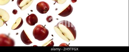 Pommes et tranches de pommes juteuses rouges volantes isolées sur fond blanc Banque D'Images