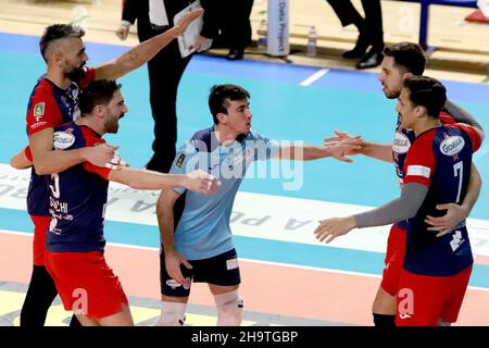 Taranto, Italie.08th décembre 2021.PRISMA Taranto exultation. Pendant Prisma Taranto vs Top Volley Cisterna, Volleyball Italien Serie A Men SuperLeague Championship Championship à Taranto, Italie, décembre 08 2021 crédit: Independent photo Agency/Alay Live News Banque D'Images