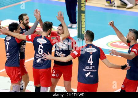 Taranto, Italie.08th décembre 2021.PRISMA Taranto exultation. Pendant Prisma Taranto vs Top Volley Cisterna, Volleyball Italien Serie A Men SuperLeague Championship Championship à Taranto, Italie, décembre 08 2021 crédit: Independent photo Agency/Alay Live News Banque D'Images