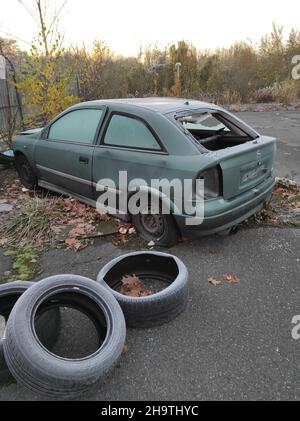 Porte-voitures sur un parking, Allemagne, Rhénanie-du-Nord-Westphalie, région de la Ruhr, Bochum Banque D'Images