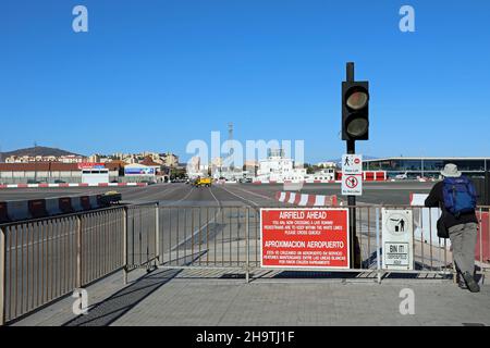 Chemin et route à travers l'aérodrome de Gibraltar Banque D'Images