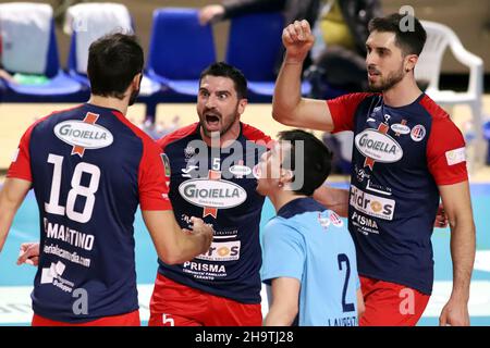 Taranto, Italie.08th décembre 2021.PRISMA Taranto exultation. Pendant Prisma Taranto vs Top Volley Cisterna, Volleyball Italien Serie A Men SuperLeague Championship Championship à Taranto, Italie, décembre 08 2021 crédit: Independent photo Agency/Alay Live News Banque D'Images