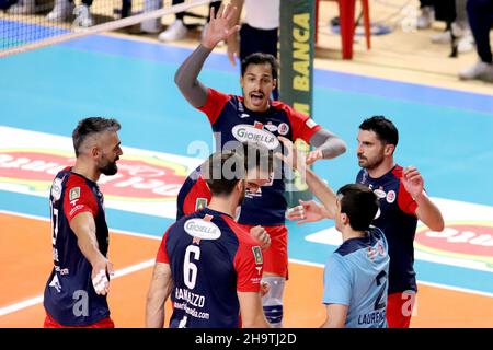 Taranto, Italie.08th décembre 2021.PRISMA Taranto exultation. Pendant Prisma Taranto vs Top Volley Cisterna, Volleyball Italien Serie A Men SuperLeague Championship Championship à Taranto, Italie, décembre 08 2021 crédit: Independent photo Agency/Alay Live News Banque D'Images