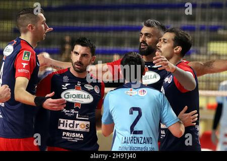 Taranto, Italie.08th décembre 2021.PRISMA Taranto exultation. Pendant Prisma Taranto vs Top Volley Cisterna, Volleyball Italien Serie A Men SuperLeague Championship Championship à Taranto, Italie, décembre 08 2021 crédit: Independent photo Agency/Alay Live News Banque D'Images