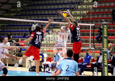 Taranto, Italie.08th décembre 2021.Top Volley Cisterna s'est écrasé. Pendant Prisma Taranto vs Top Volley Cisterna, Volleyball Italian Serie A Men SuperLeague Championship Championship à Taranto, Italie, décembre 08 2021 crédit: Independent photo Agency/Alay Live News Banque D'Images