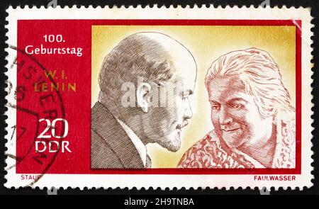 DDR - VERS 1970 : un timbre imprimé dans DDR montre Lénine et Clara Zetkin, vers 1970 Banque D'Images