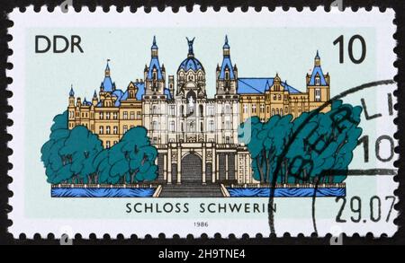 GDR - VERS 1986 : un timbre imprimé en GDR montre le château de Schwerin, Schwerin, Allemagne, vers 1986 Banque D'Images