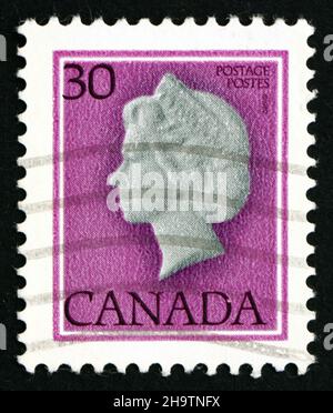 CANADA - VERS 1982 : un timbre imprimé au Canada montre la reine Elizabeth II, reine d'Angleterre, vers 1982 Banque D'Images