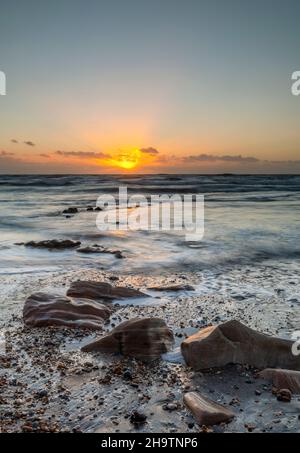 coucher de soleil sur la baie de compton sur la côte de l'île de wight, sur la rive de l'île de wight, paysage atmosphérique et paysage marin à la baie de compton sur l'île de wight au royaume-uni Banque D'Images
