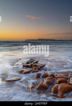 côte de l'île de wight, rive de l'île de wight, coucher de soleil à la baie compton sur l'île de wight, rochers et paysage marin de moody sur l'île de wight. Banque D'Images