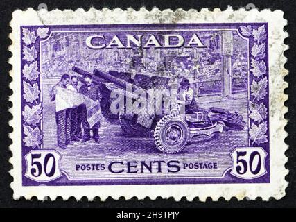 CANADA - VERS 1942 : timbre imprimé dans le Canada montre Cannon, fabrique de munitions, vers 1942 Banque D'Images