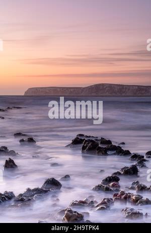 côte de l'île de wight au coucher du soleil, baie de compton île de wight sur le rivage de la côte sud-ouest de l'île au coucher du soleil, atmosphère de moody. Banque D'Images