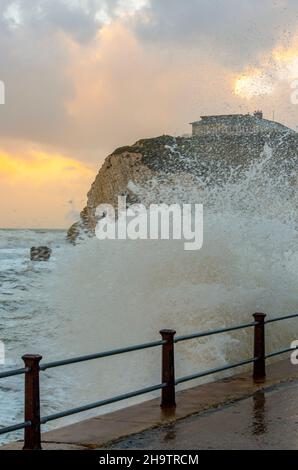 vagues s'écrasant sur le mur de la mer à la baie d'eau douce sur la côte de l'île de wight, temps orageux et mers rugueuses sur le rivage de l'île de wight en eau douce. Banque D'Images