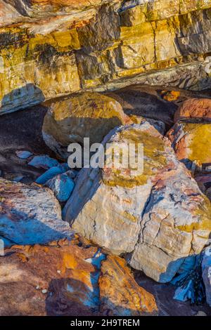 rochers de grès colorés sur la côte de l'île de wight, le rivage de l'île de wight a brisé des rochers colorés sur la plage en raison de l'érosion. Banque D'Images