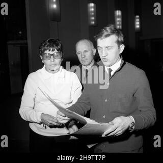 Gdynia, 1969-12-04.W Teatrze Muzycznym odby³a siê premiera widowiska wokalno-muzycznego NOC W San Francisco Guido Masanetza z librettem Otto Schneidereita.Re¿yserem spektaklu by³ Jan Bo³gaty, scenografem Stanis³aw B¹kowski, un kierowictwo muzyczne sprawowa³ Wies³aw Suchoples.NZ. Kierowik artystyczny Danuta Bauszkowa i scenograf Stanis³aw B¹kowski (P) podczas próby przed premier¹ widowiska. mta PAP/Janusz UklejewskiGdynia, 4 décembre 1969.Le Music Theatre a organisé la première d'une soirée musicale à San Francisko par Guido Masanetz et libretto par Otto Schneidereit.La performance a été d Banque D'Images