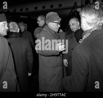 Varsovie, 1969-12-04.W dniach 3 i 4 grudnia 1969 r. W Moskwie odby³o siê spotkanie przywódców partyjnych i pañstwowych pañstw Uk³adu Warszawskiego.by³o bezpieczeñstwo miêdzynarodowe.NZ. m.in.Je sekretarz Komitetu Centralnego Polskiej Zjednoczonej Partii Robotniczej W³adys³aw Gomu³ka (C), ministre spraw zagranicznych Stefan Jêdrychowski (P). Ad PAP/Marek Cezary LangdaVarsovie, le 4 décembre 1969.Les 3 et 4 décembre, 1969 dirigeants de partis et d'États membres du Pacte de Varsovie se sont réunis à Moscou pour discuter du problème de la sécurité internationale.Photo : 1st Secrétaire du Comm central Banque D'Images