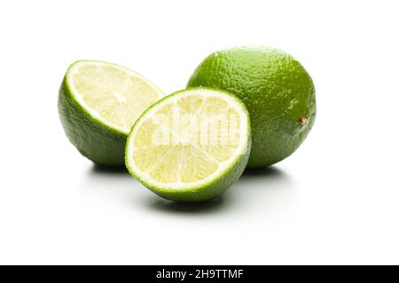 lime, couché, gros plan, mi-frais, mi-frais,vert, entier, trois, limes, beau,studio shot, blanc, décoration, fruits, fruits,avant, arrière-plan, vita Banque D'Images