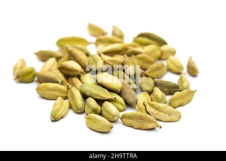 cardamome, plusieurs, vert, entier, fond,Sec, gratuit à tous, Inde, blanc, épice,gros plan, graines, graines, quelques détails, beaucoup,beaucoup, indien, beau Banque D'Images