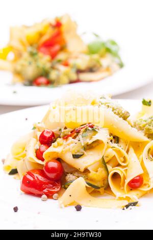 nouilles, nourriture, table, assiette, coloré,végétarien, plusieurs, l'un après l'autre, avant, arrière, série, couvert,tomates, buffet, fettuccine, garniture Banque D'Images