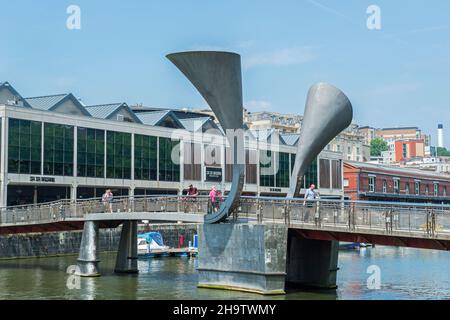 Pero's Bridge traversant une partie du port flottant de Bristol près du centre-ville Banque D'Images