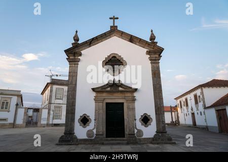 Le soleil se couche sur Capela do Senhor da Praça le long de la Camino Portugais dans Rates, Portugal.Cette route du pèlerinage de Camino de Santiago s'étend vers le nord Banque D'Images