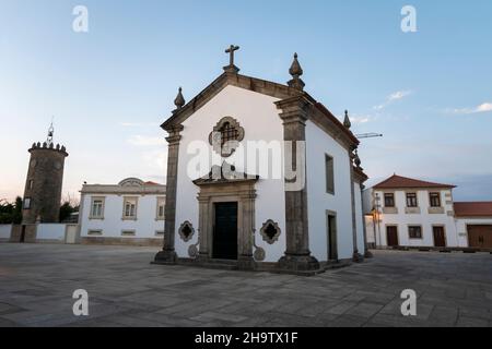 Le soleil se couche sur Capela do Senhor da Praça le long de la Camino Portugais dans Rates, Portugal.Cette route du pèlerinage de Camino de Santiago s'étend vers le nord Banque D'Images