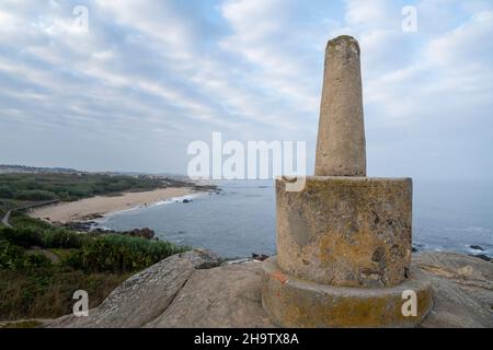 Un marqueur de vertex géodésique sur Praia de Labruge le long du portugais Camino à Labruge, Portugal.Cette route du pèlerinage de Camino de Santiago est non Banque D'Images