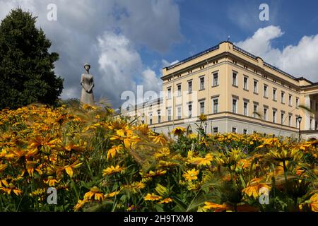 Oslo - Königin Maud Statue und Königliches Schloss / Oslo - Statue Dronning Maud et Palais Royal Banque D'Images